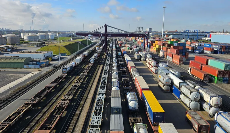 Luftaufnahme des KV-Terminals im Duisburger Hafen: Portalkran über Gleisharfe, Ganzzüge und Containerreihen