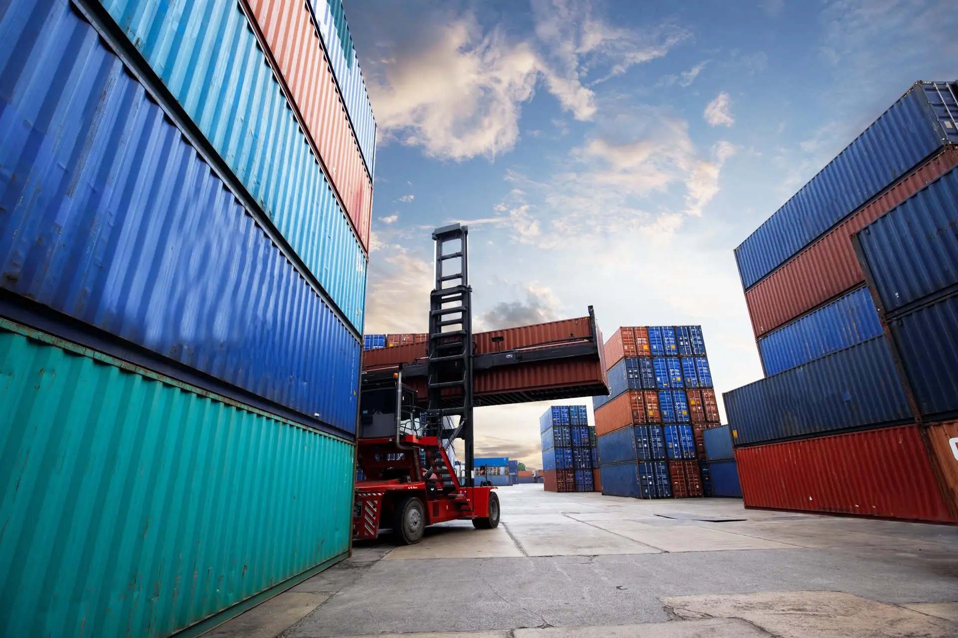 Containerterminal mit Portalkran und Bahnverladung